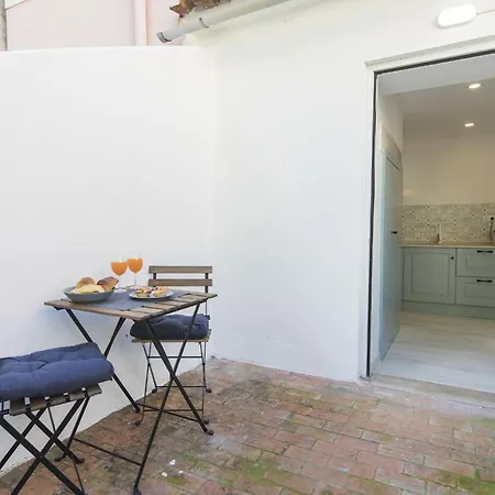 Traditional Duplex In Principe Real Apartment Lisbon